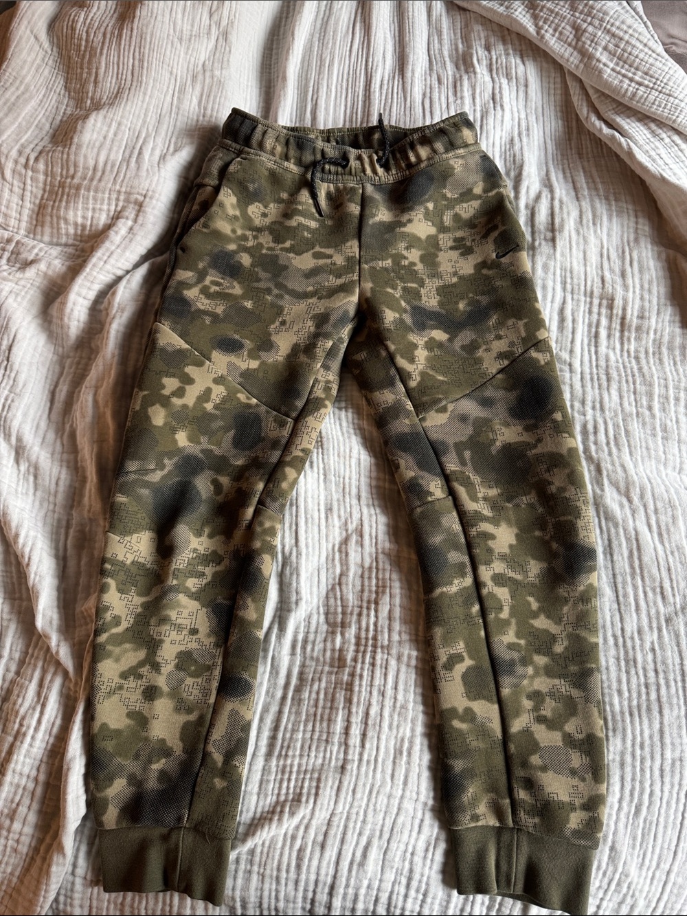Nike tech Kids Camo Sweatpants in Olive Green and Dark Green